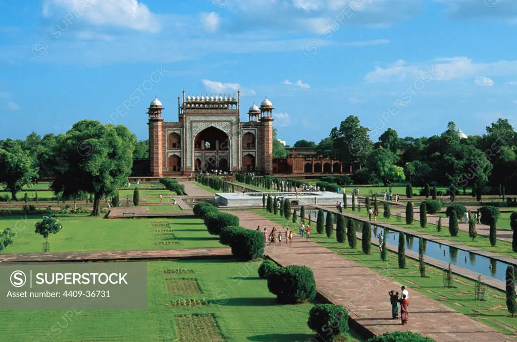 INDIA. AGRA. Puerta de acceso al recinto del Taj Mahal. Construída con piedra arenisca rojiza e incrustaciones de mármol en las enjutas de los arcos. Estado de Uttar Pradesh.
