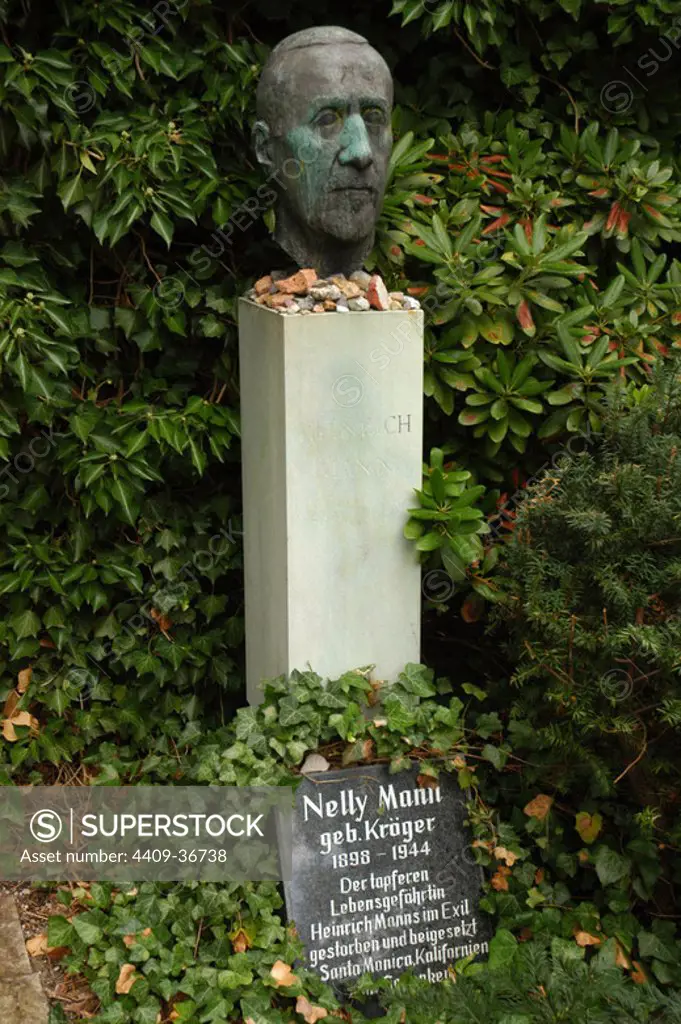 Heinrich Mann (1871-1950). German novelist. Bust by German sculptor Gustav Seitz (1906-1969), with plaque for Nelly Mann. Tomb in the Dorotheenstadt Friedhof cemetery. Berlin. Germany.