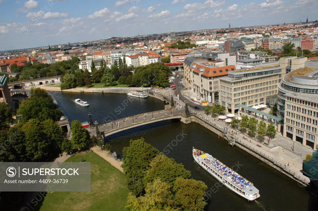 ALEMANIA. BERLIN. Panorámica de la ciudad, con embarcaciones navegando por el río Spree.