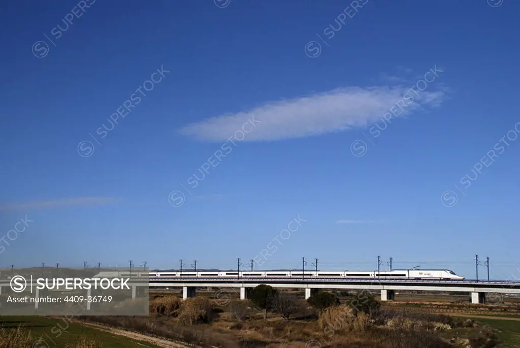 AVE (Tren de Alta Velocidad Española) circulando por los alrededores de Montblanc. Comarca de la Conca de Barberà. Provincia de Tarragona. Cataluña.