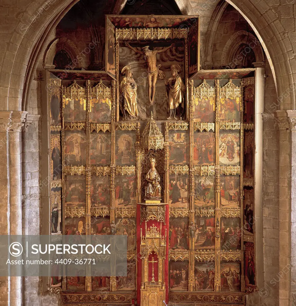 RENAISSANCE ART. SPAIN. CHURCH OF SAINT MARY. Altarpiece. Painting transition from Gothic to Renaissance (1515) attributed to the Aragonese Pedro de Aponte. In the center a carving of the Virgin and Child (XIV c.) and above it, a Calvary of the sixteenth century. Olote. Navarre.