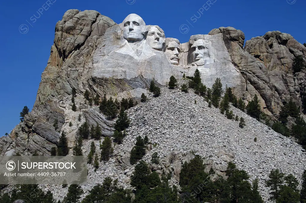United States. Mount Rushmore National Memorial. Heads of the United States's presidents carved into Mount Rushmore. From left to right, George Washington, Thomas Jefferson, Theodore Roosevelt and Abraham Lincoln. 1927-1941. By Gutzon and Lincoln Borglum. Keystone.