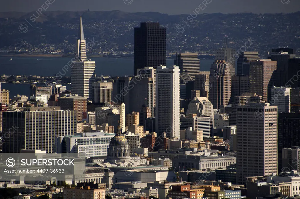 ESTADOS UNIDOS. SAN FRANCISCO. Panorámica del centro de la ciudad y la bahía, desde Twin Peaks. Estado de California.