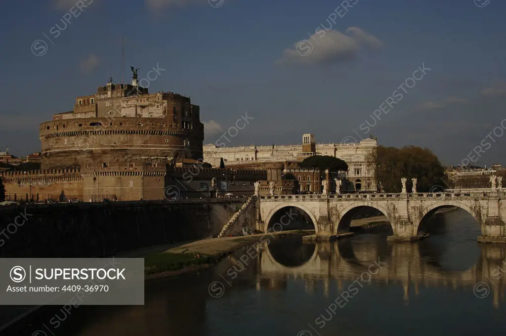 Italy. Rome. Mausoleum of emperor Hadrian or Castle Sant'Angelo. 2nd century. The bridge that links it with the city was erected between 1668 and 1671 and decorated with statues of angels with outstretched wings by Gian Lorenzo Bernini (1598-1680). It currently houses an art museum and military.