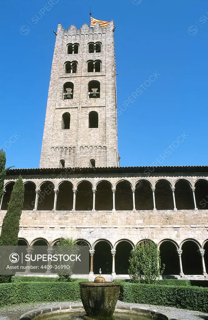 Romanesque Art. Monastery of Santa Maria de Ripoll. Founded by the Count Wilfred the Hairy in 879 or 880. Historic-artistic monument since 1931. Partial view of the cloister with a fountain in the foreground . Ripoll. Catalonia. Spain.