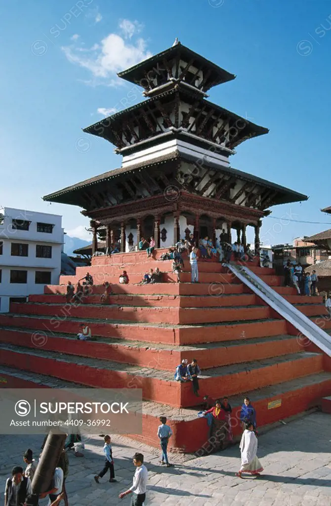 NEPAL. KATMANDU. Uno de los templos de la Plaza Durbar.