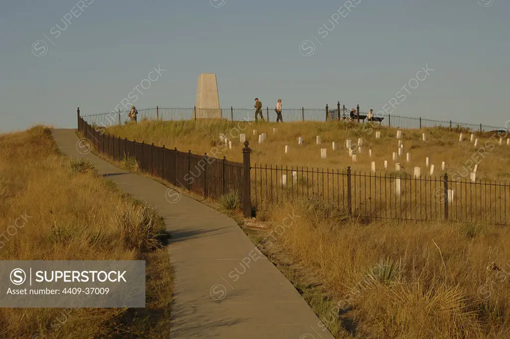 MONUMENTO NACIONAL DEL CAMPO DE BATALLA DE LITTLE BIGHORN (25-26 de junio de 1876). "LAST STAND HILL 7TH CAVALRY MEMORIAL". En la colina está marcado con lápidas el lugar en el que cayeron muertos Custer y los soldados del Séptimo de Caballería. Estado de Montaña. Estados Unidos.