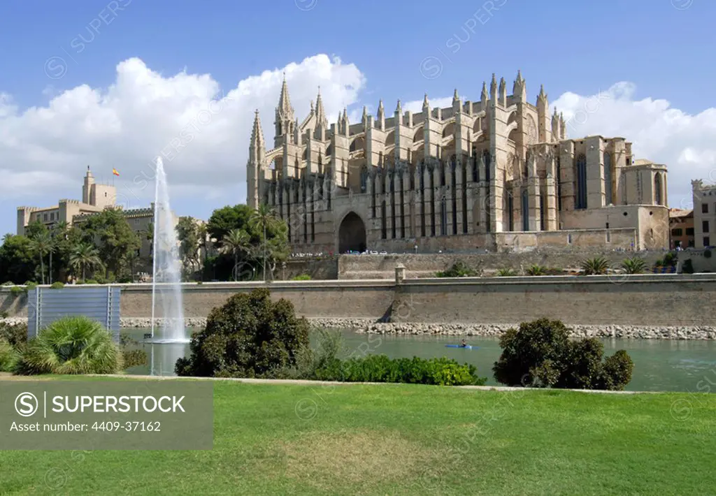 BALEARIC ISLANDS. PALMA DE MALLORCA. View of the PARC DE LA MAR (PARK OF THE SEA). Behind, the CATHEDRAL OF SANTA MARIA, whose construction began in 1230, although the works lasted until 1600. Spain.