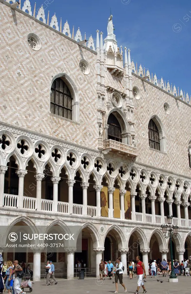 ITALY. VENICE. View of the Ducal Palace of the Doges, built mostly between 1309 and 1442 as the residence of the Doge. Is decorated with marble lattices and surrounded by a portico with columns and galleries, with two balconies at the top among large arched windows open on the marble wall. Veneto.