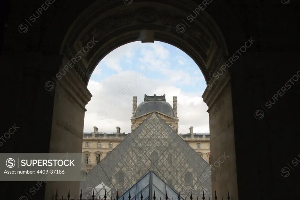 Louvre Museum. The large glass pyramid, at night. The piramids was designed by the architect Leo Ming Pei, in 1981. Paris. France. Europe.