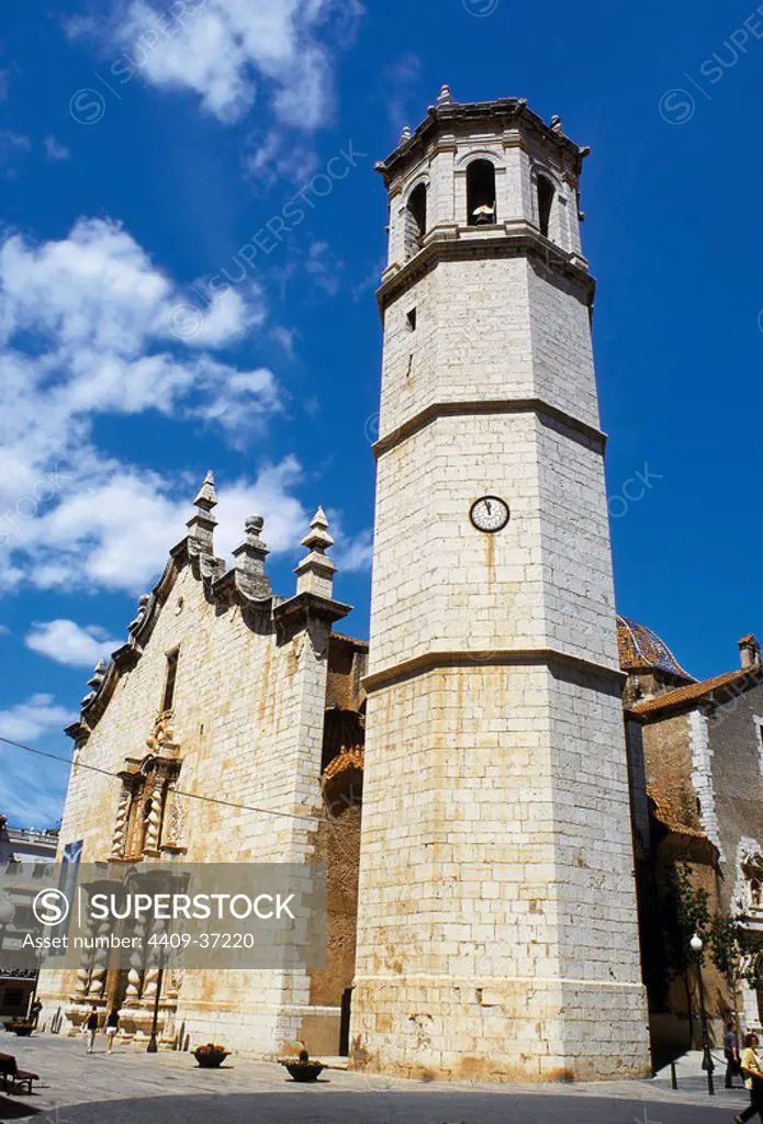 COMUNIDAD VALENCIANA. BENICARLO. Vista general de la IGLESIA DE SAN BARTOLOME, edificada en el siglo XVII. Provincia de Castellón. España.