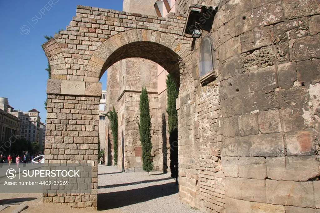 Roman Art. Ruins ot the roman wall and two arches from the aqueduct which carried water into the Barcino city (late 1st century BC). Square "Nova". Barcelona. Catalonia. Spain. Europe.