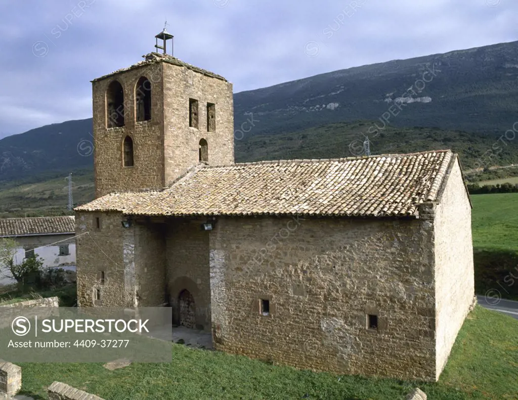 NAVARRA. YESA. Vista de la Iglesia parroquial de la población, fechada en el s. XIII. España.