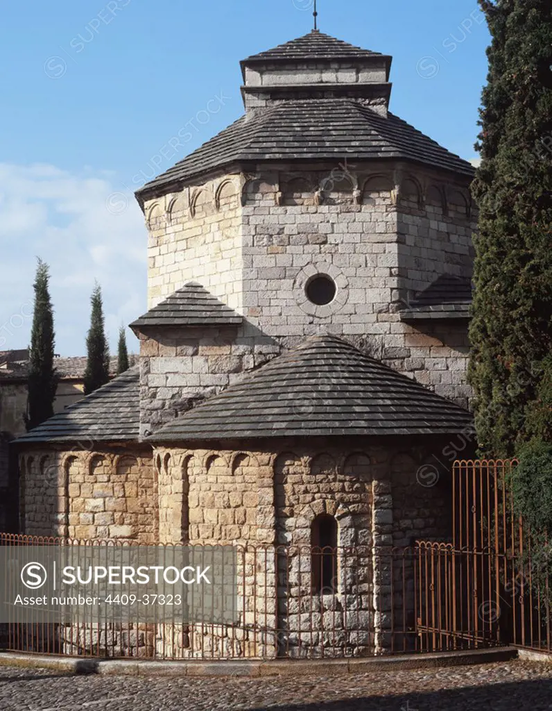 Spain, Catalonia, Girona. Church or chapel of Sant Nicolau. Dating back to the 12th century, it was built on the site of the monastery of Sant Pere de Galligants cemetery. Romanesque style. Architectural detail of the three apse chapels forming a trefoil.
