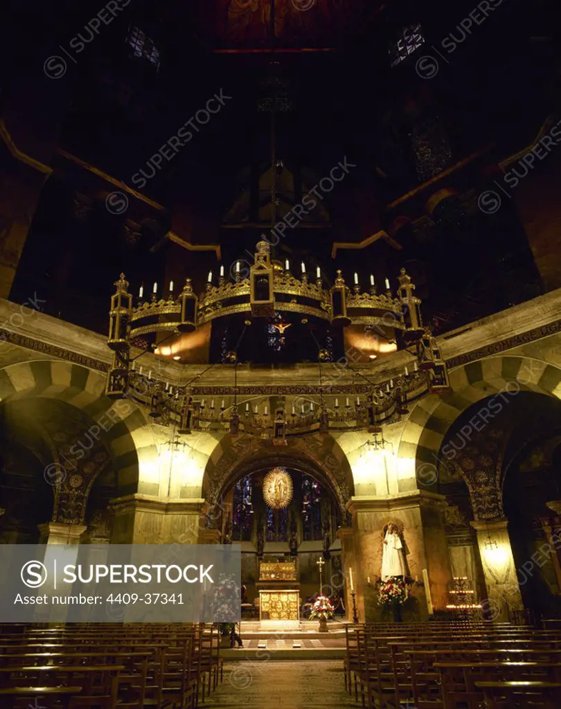 Aachen Cathedral. Palatine Chapel. Interior with the bronze chandelier provided by emperor Barbarossa. 1168. Germany.