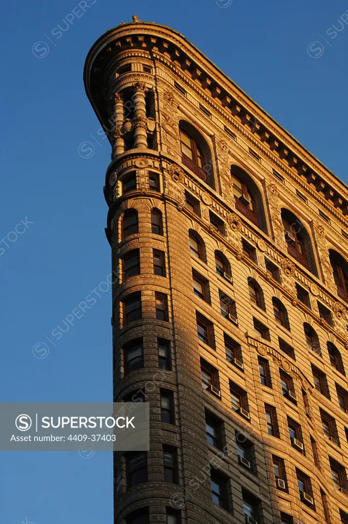 United States. New York City. Manhattan. Flatiron building. Fifth Avenue. Architect: D.H. Burnham and Company, Daniel Burnham and Frederick Dinkelberg.