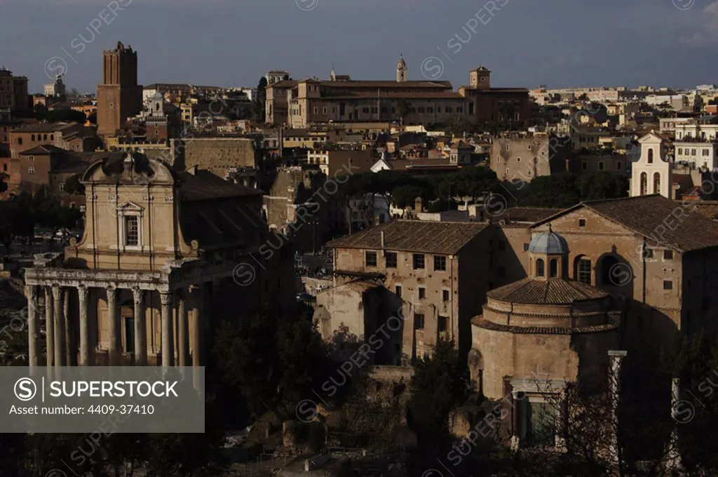 Italy. Rome. Partial view of the city with the Roman Forum in first term. From the Palatine Hill.