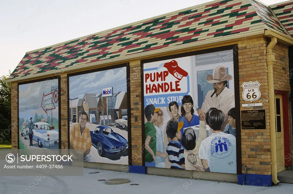 History of the United States. 20th century. In 1932 Paul T. Carr built a service station which in 1968 Bill Wallis converted into the first "Mobil" station (first office of Wallis Oil Company). Murals evoking that event. From right to left; first panel: Mr. Wallis at the service station promotion with the children of the village; central panel: Mr. Wallis with his 1966 Stingray Corvette at the station during the 1970s; third panel: vintage Highway patrol car and trooper assisting a motorist. By Ray Harvey (1926-2011). Series of murals depicting historical scenes of both local and national themes. Cuba, State of Missouri, United States.