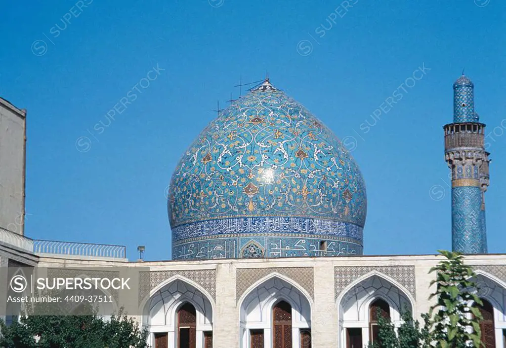 Madrasah-i Madar-i Shahh, also known as Chahar Bagh school. It was built under the patronage of Shah Husain I, a Safavid king. 18th century. Dome and minarets. Isfahan. Iran.