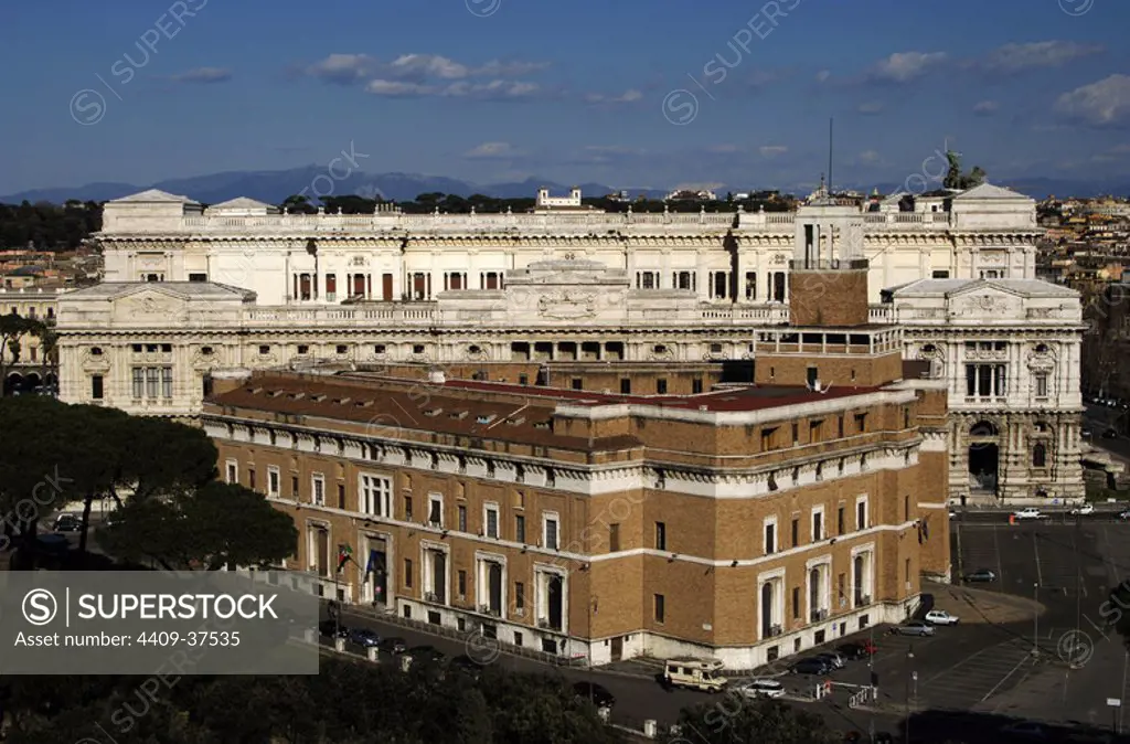 Italy. Rome. The Palace of Justice, seat of the Supreme Court of Cassation and the Judicial Public Library. Designed by Guglielmo Calderini and built between 1888 and 1910.