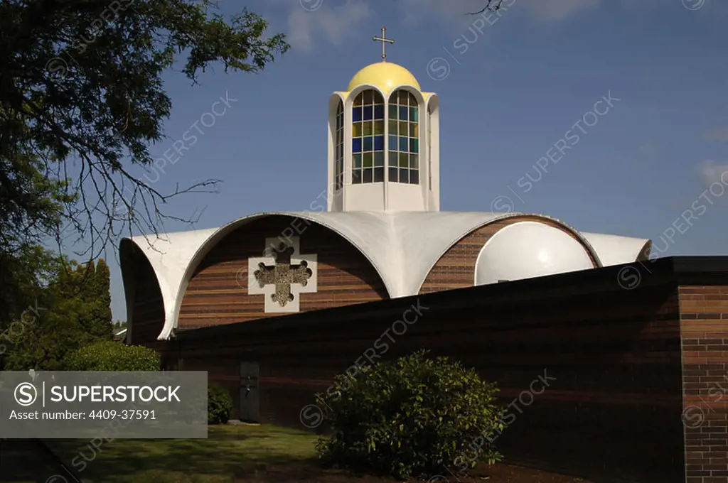 "SAN DEMETRIOS". Iglesia cristiana ortodoxa griega, construída a mediados del siglo XX por el arquitecto Paul Thiry. Vista parcial del exterior. Seattle. Estado de Washington. Estados Unidos.