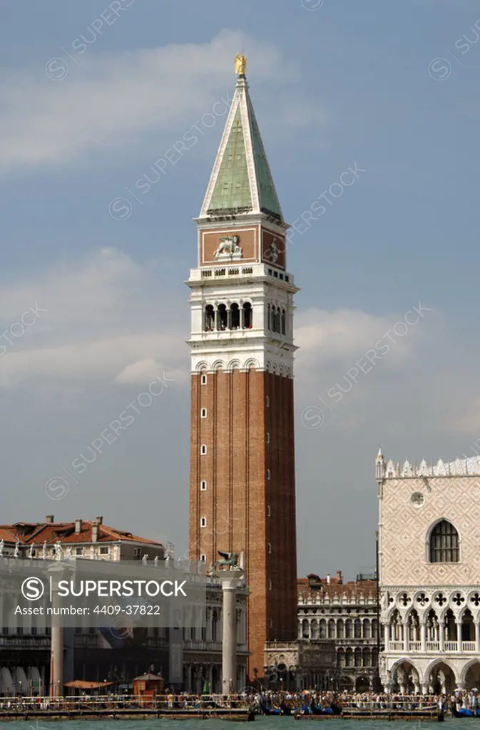 ITALY. VENICE. Partial view of the city with the campanile of St. Mark (XIII century) and the Ducal Palace of the Doges (XIV-XV century).