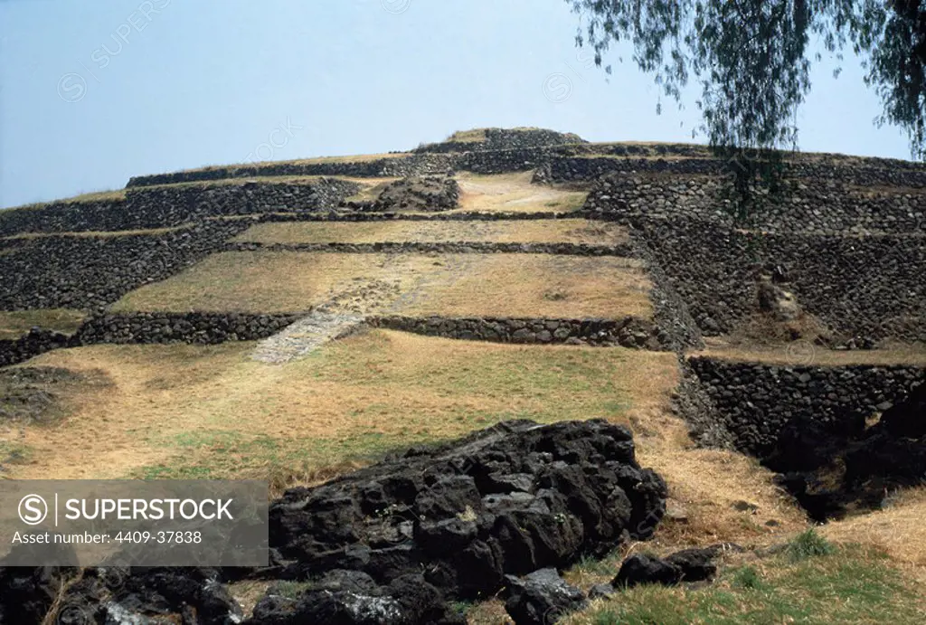 ARTE PRECOLOMBINO (Pre-Clásico Superior). CUICUILCO. Pirámides circulares, construidas 600 años a. C. Fueron sepultadas por la erupción del volcán XITLE hacia el 400 d. C. México Distrito Federal. México.