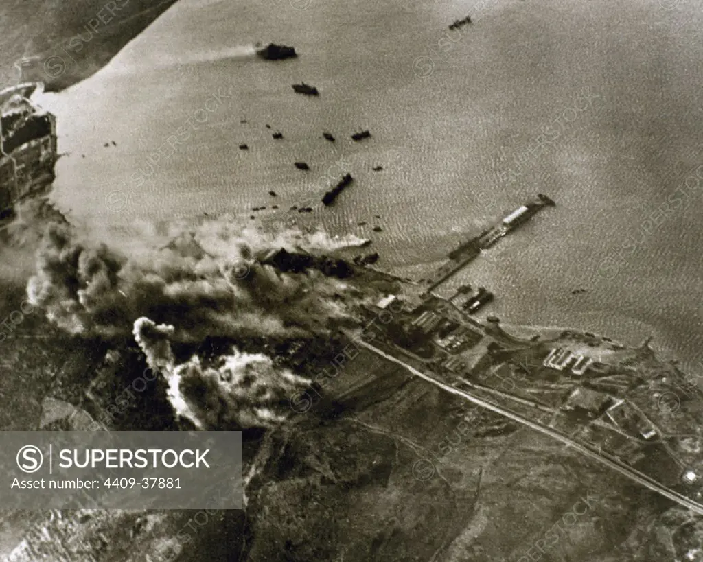 World War II. German aircraft attack against the port of Crete. The German army, once conquered Greece, seized the island during an operation launched on 2 May 1941.