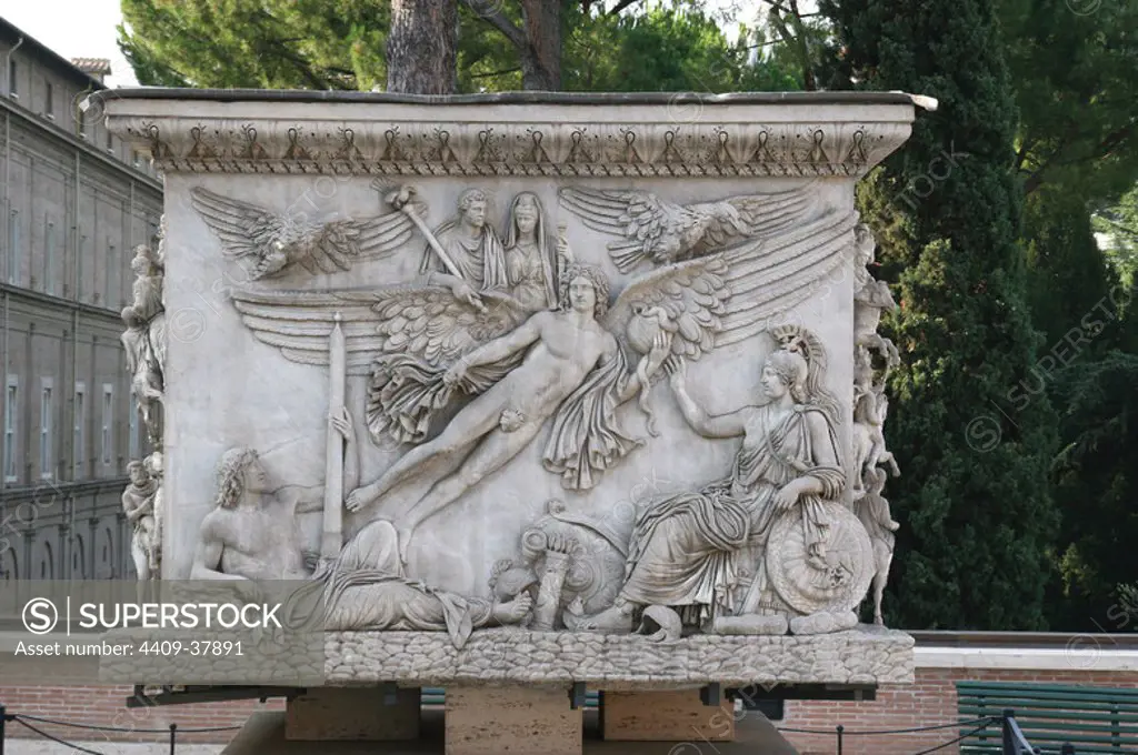 Antonius Pius. Roman emperor (138-161 D.C.). Apotheosis of Antonius Pius and his wife Faustina. Base of the Column of Antoninus. 161 AD. Marble. Vatican Museum. City of the Vatican.