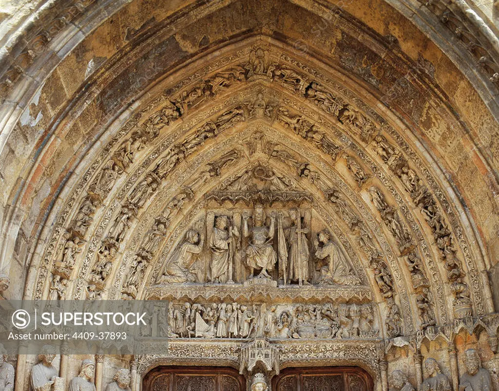 Gothic art. Cathedral of Santa Maria de Regla. Tympanum of the central portico in the main facade. Christ the Judge between angels with the attributes of the Passion. In the lower frieze: angels with the scales of justice with the condemned to hell (right) and blessed (left). Leon. Spain.
