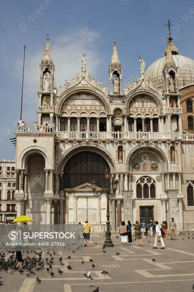 ITALY. VENICE. Saint Mark Cathedral. Romanesque-Byzantine style. It was founded in the XI cent by the Doge Domenico Conatirini The front features two overlapping bodies of five arches each with florid Gothic auction. Saint Mark Square.