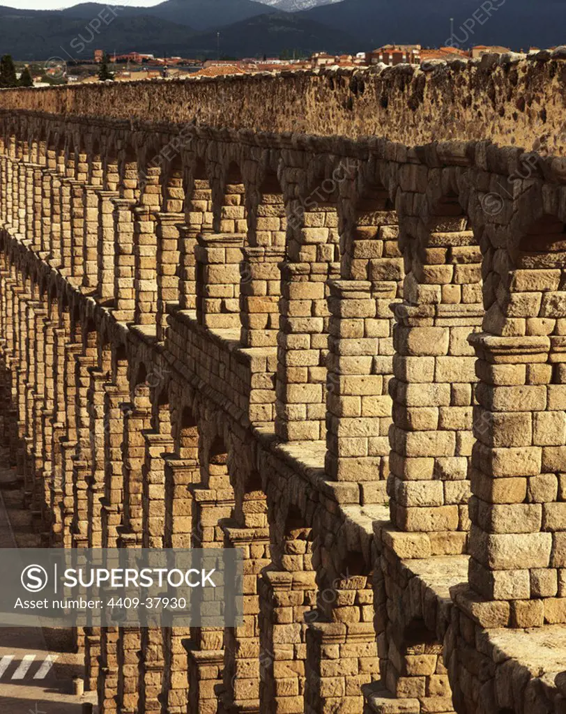ARTE ROMANO. ESPAÑA. ACUEDUCTO (S. II). Uno de los monumentos más importantes del arte romano de España. Erigido en piedra, presenta una longitud de 728m. y una doble línea de arcos superpuestos. SEGOVIA. Castilla-León.