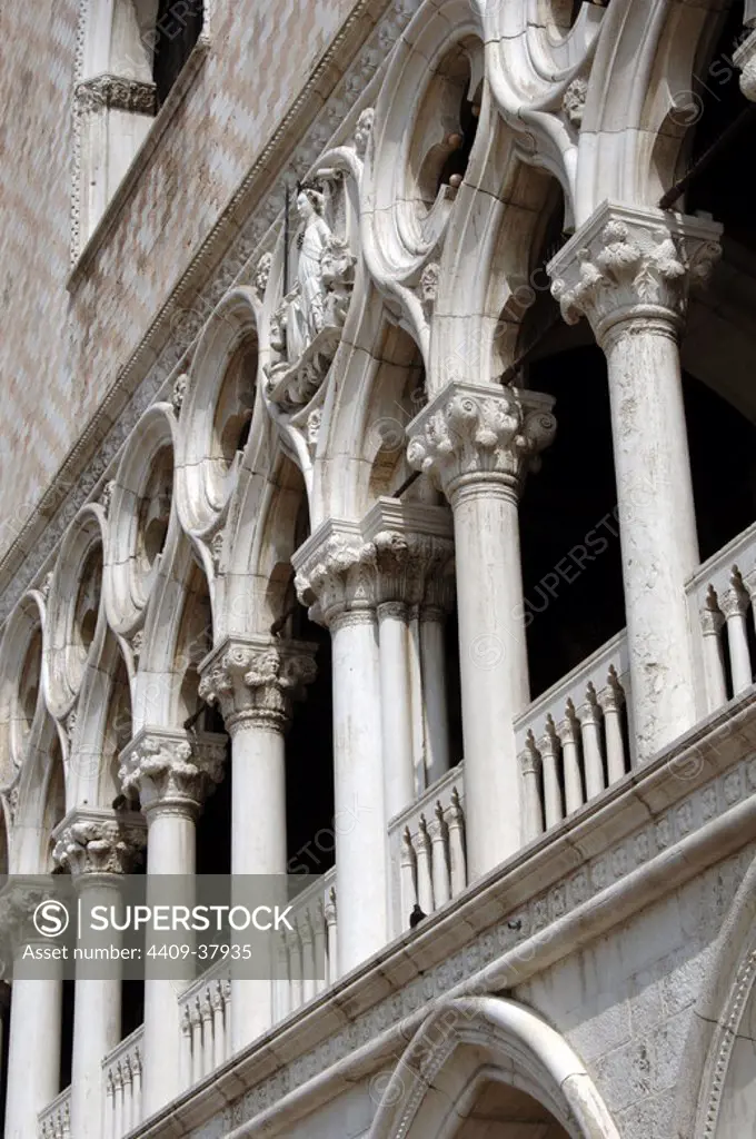 ITALY. VENICE. View of the Ducal Palace of the Doges, built mostly between 1309 and 1442 as the residence of the Doge. Is decorated with marble lattices and surrounded by a portico with columns and galleries, with two balconies at the top among large arched windows open on the marble wall. Detail. Veneto.