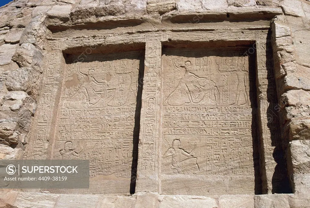 ARTE EGIPCIO. EGIPTO. Relieves excavados en la roca donde se representa a un faraón haciendo ofrendas a un dios. Se hallan en el templo de Nefertari (templo menor), dedicado a la diosa Hathor. Abu Simbel.