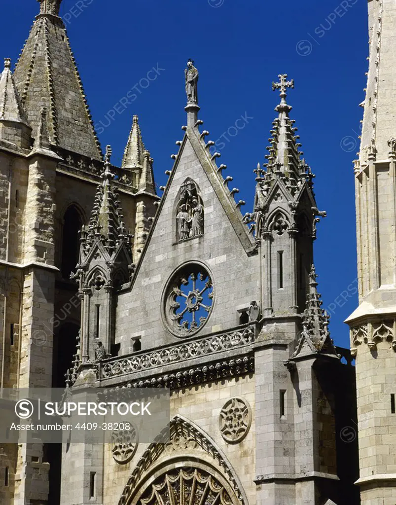 Spain. Leon. Santa Mari_a de Leo_n Cathedral, also called The House of Light or the Pulchra Leonina. Gothic style. 13th century. Built by master architect Enrique. Main facade. Detail.