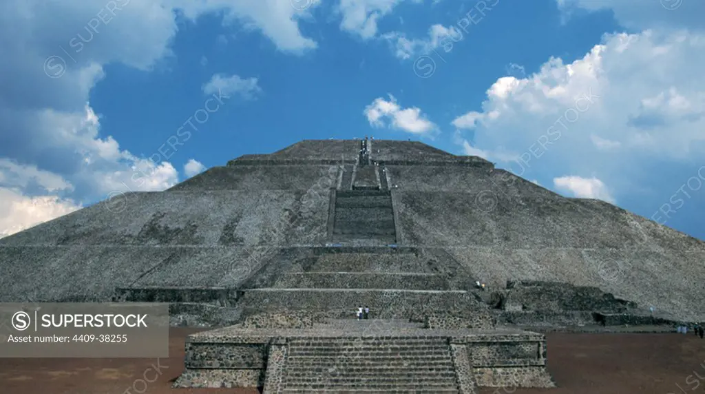 ARTE PRECOLOMBINO-TEOTIHUACANO. MEXICO. TEOTIHUACAN. Vista de la PIRAMIDE DEL SOL, erigida durante la fase Tzaculli y culminada en la fase Miccaotli (150-200) .