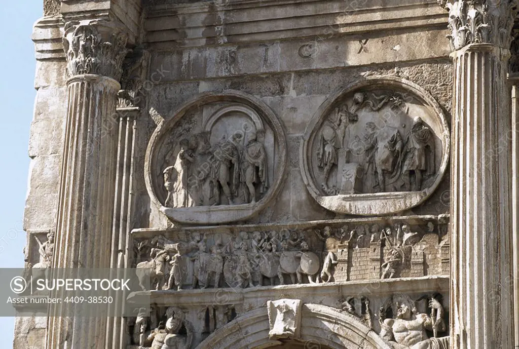 ARTE ROMANO. ITALIA. ARCO DE CONSTANTINO. Arco triunfal erigido en el siglo IV d. C. por el Senado en honor del emperador Constantino, tras su victoria sobre Majencio en Puente Milvio (año 313 d. C.). Tiene tres oberturas y gran parte de su decoración procede de otros monumentos. Detalle de los MEDALLONES. ROMA.