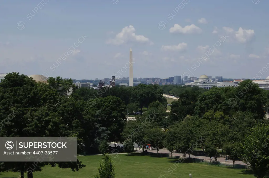 United States. Washington D.C. National Mall from the Capitol. At background, the Washington Monument, obelisk built to commemorate the president G. Washington.