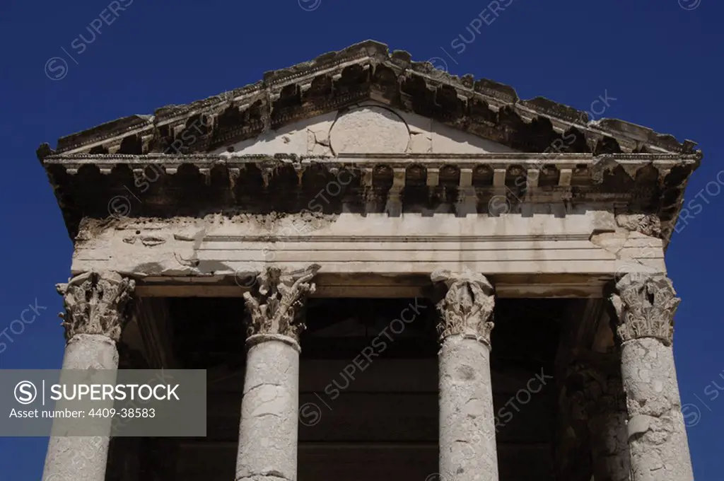 ROMAN ART. CROATIA. Temple of Augustus, dedicated to the goddess Roma and the emperor Augustus. It was built between the year 2 B.C. and 14 A.D. After being completely destroyed during World War II, was rebuilt between 1945 and 1947. PULA. Istrian Peninsula.