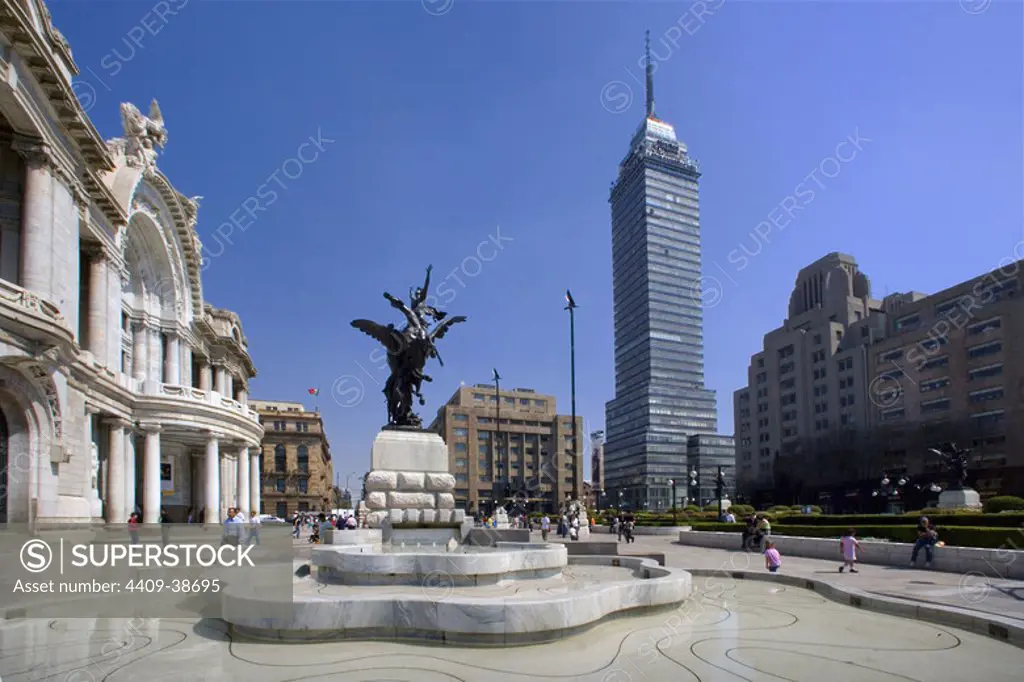 MEXICO. MEXICO D. F. Vista de una FUENTE situada frente al PALACIO DE BELLAS ARTES (1904-1934), a la izquierda. Al fondo, la TORRE LATINOAMERICANA (1949-1956). Situados en el centro histórico de la capital, declarado Patrimonio de la Humanidad por la UNESCO.