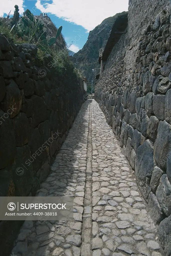 PERU. OLLANTAYTAMBO. Vista de una de las calles que conserva sus muros levantados con cantería antigua. Está considerada como la última población inca viviente. Valle Sagrado de los Incas.