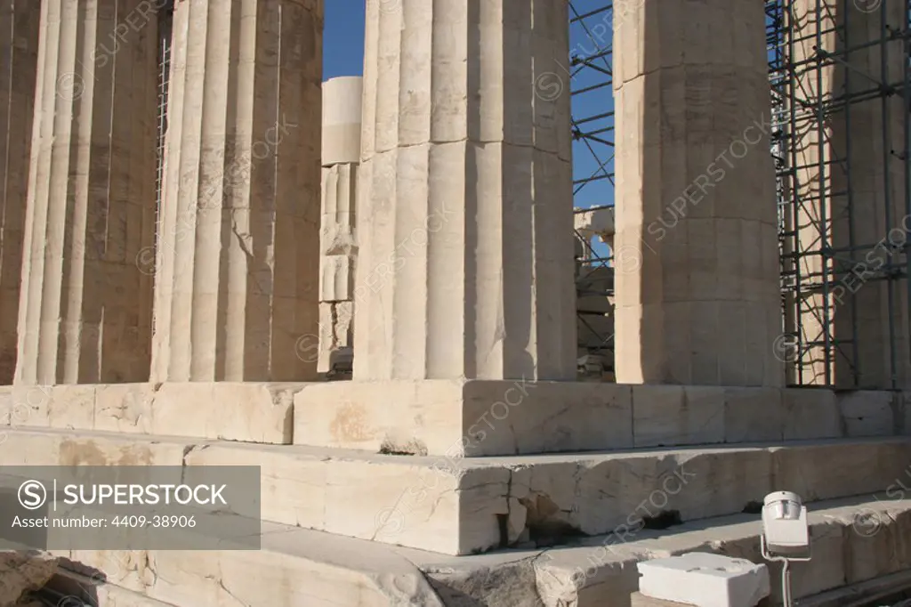 Greek Art. Parthenon. Was built between 447-438 BC. in Doric style under leadership of Pericles. The building was designed by the architects Ictinos and Callicrates. Detail of stylobate and the shaft. Acropolis. Athens. Attica. Central Greek. Europe.