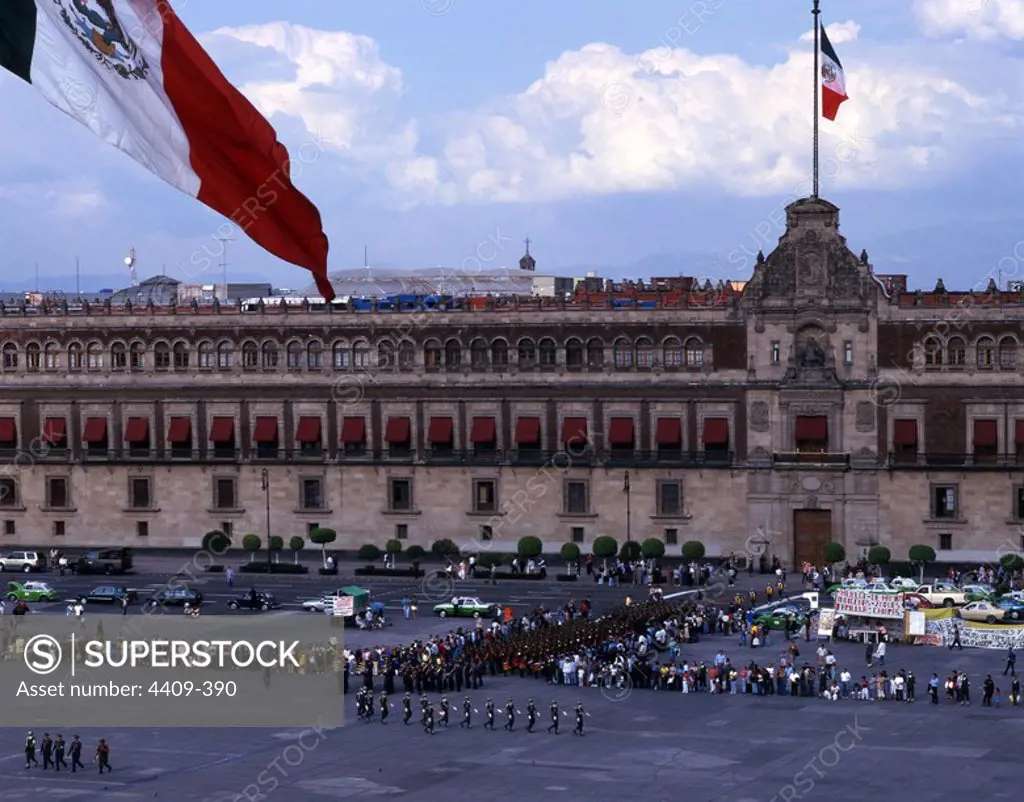 Mexico.Mexico D.F..El Zocalo.Desfile militar y bajada de bandera delante del Palacio del Gobierno.