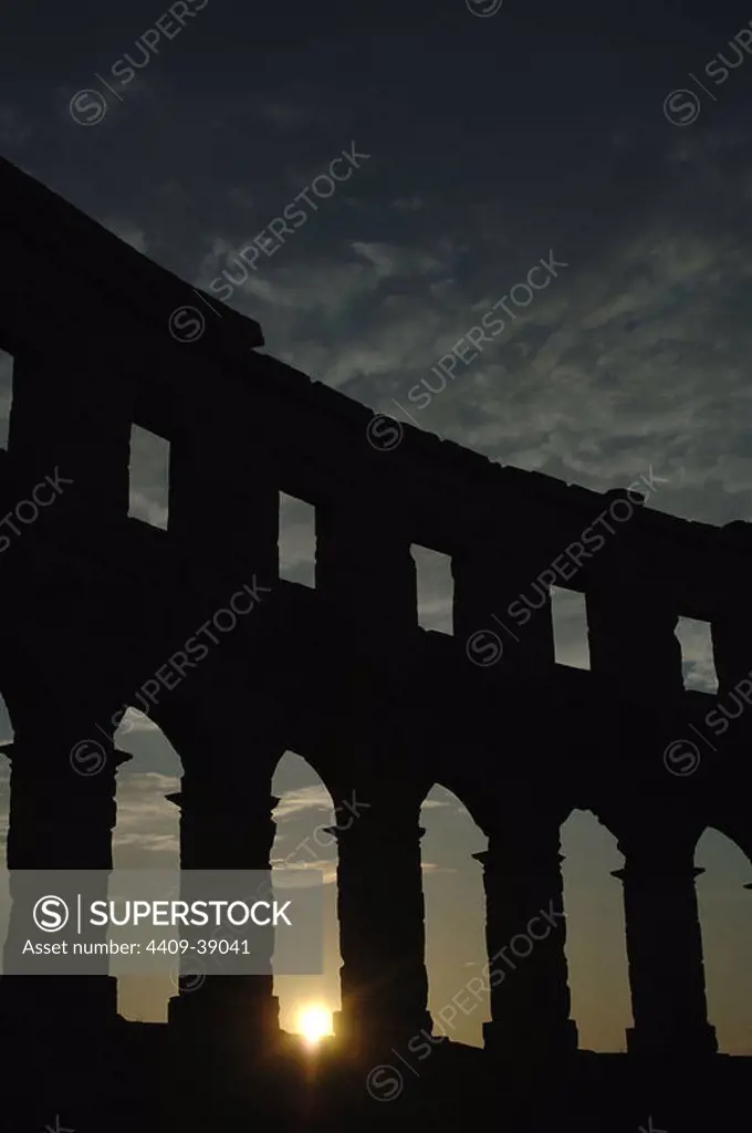 CROATIA. Roman Amphitheater. Built in the first century A.D. Declared a World Heritage Site by UNESCO. Inside view at sunset. Pula. Istrian Peninsula. Copyright: No disponible para portada de libro hasta el 7 de Febrero de 2027.