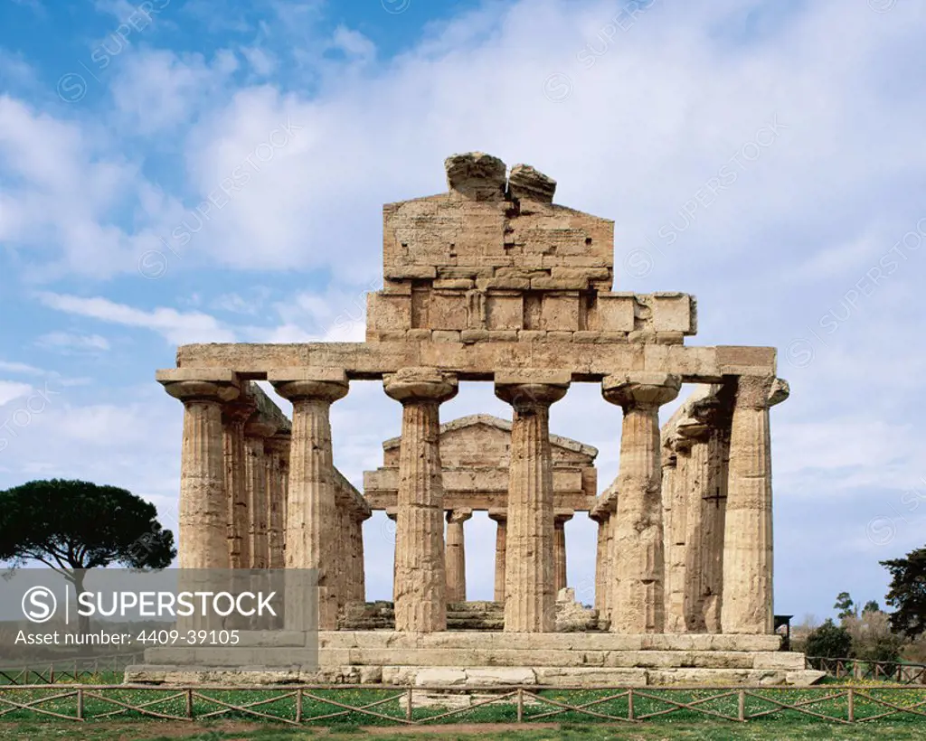 Greek Art. Magna Graecia. Paestum.Temple of Athena. It was built around 500 BC. The architecture is transitional, being partly in the Ionic style and partly early Doric. Facade. Outside.