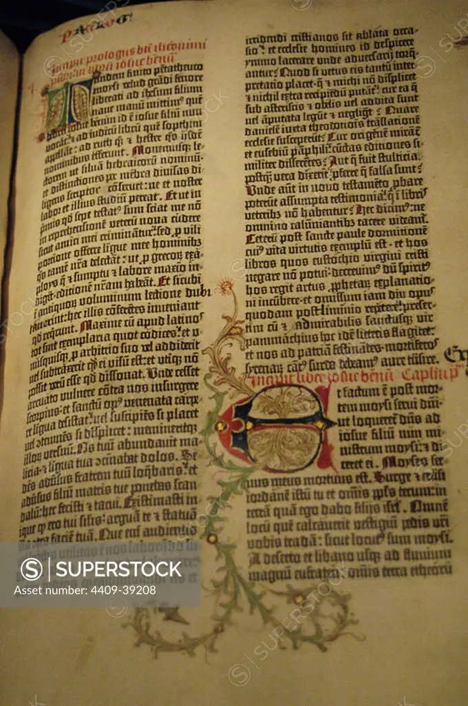 GUTENBERG, Johannes Gensfleisch, llamado (h.1397-1468). Impresor alemán, considerado el inventor de la imprenta con la utilización de los caracteres móviles tipográficos. BIBLIA LATINA, llamada de 42 líneas ("BIBLIA DE GUTENBERG") (1448-1455). PAGINA DEL EJEMPLAR CONSERVADO EN EL CENTRO RAMSON DE LA UNIVERSIDAD DE TEXAS. AUSTIN. Estado de Texas. Estados Unidos.
