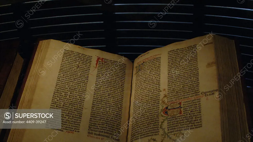 GUTENBERG, Johannes Gensfleisch, llamado (h.1397-1468). Impresor alemán, considerado el inventor de la imprenta. Ejemplar de la BIBLIA LATINA ("BIBLIA DE GUTENBERG") (1448-1455) CONSERVADO EN EL CENTRO RAMSON DE LA UNIVERSIDAD DE TEXAS. PAGINA DEL LIBRO DE JOSUE CON LA CONCLUSION DEL DEUTERONOMIO (izqda.) AUSTIN. Estado de Texas. Estados Unidos.