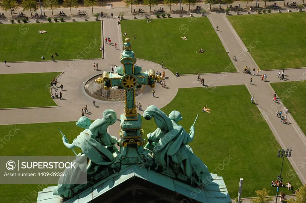 "LUSTGARTEN" (JARDIN DEL PLACER). El parque desde la cúpula de la Catedral (Berliner Dom). En primer término, detalle escultórico de la fachada del templo. Berlín. Alemania.