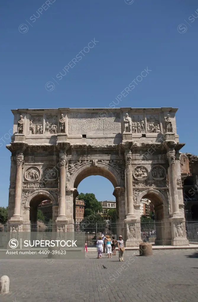 Roman Art. Arch of Constantine. Triumphal arch. It was erected to commemorate Constantine victory over Maxentius at the Batlle of Milvian Bridge (October 28, 312). Reuse of parts of earlier buildings. View the arch seen form Via Triumphalis. IV century AD. Rome. Italy. Europe.