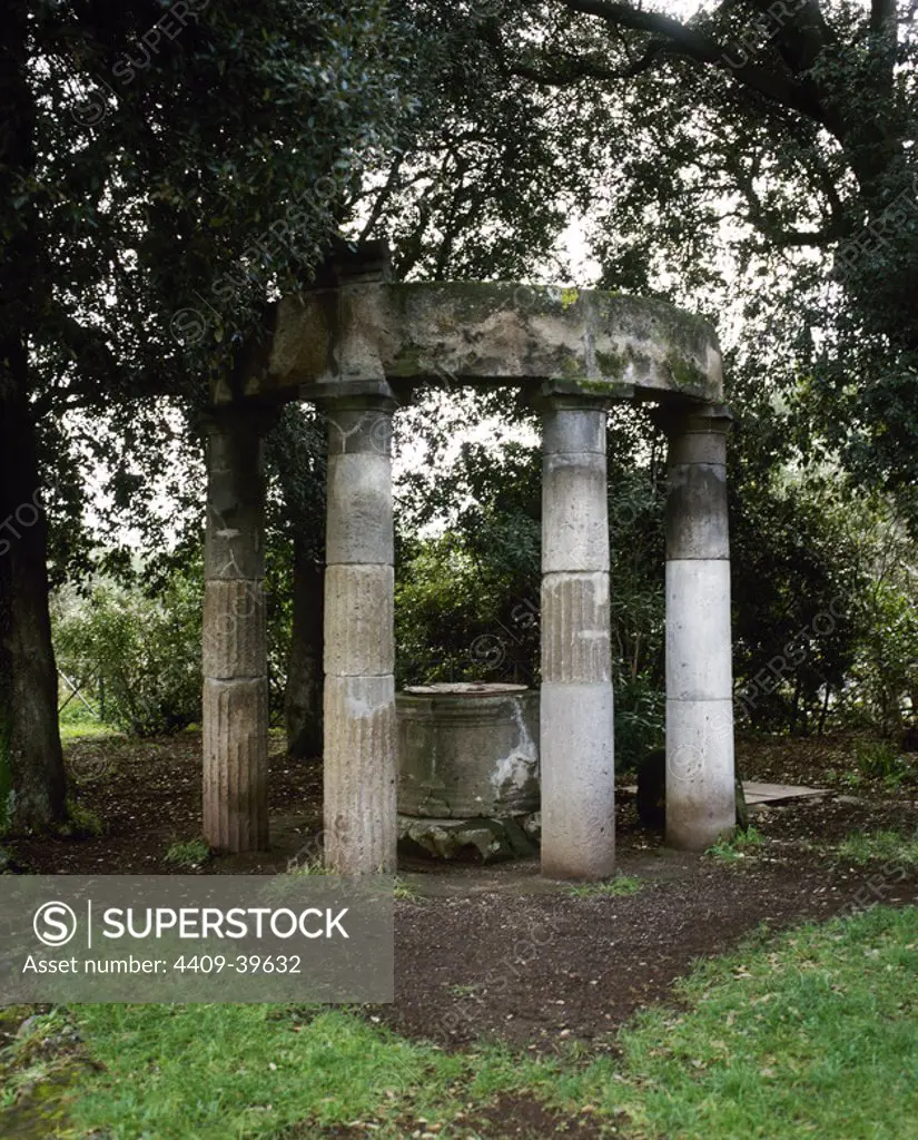 Italy. Pompeii. Triangular Forum. Tholos with sacred deep well surrounded by Doric columns. Sponsored by Numerius Trebius.